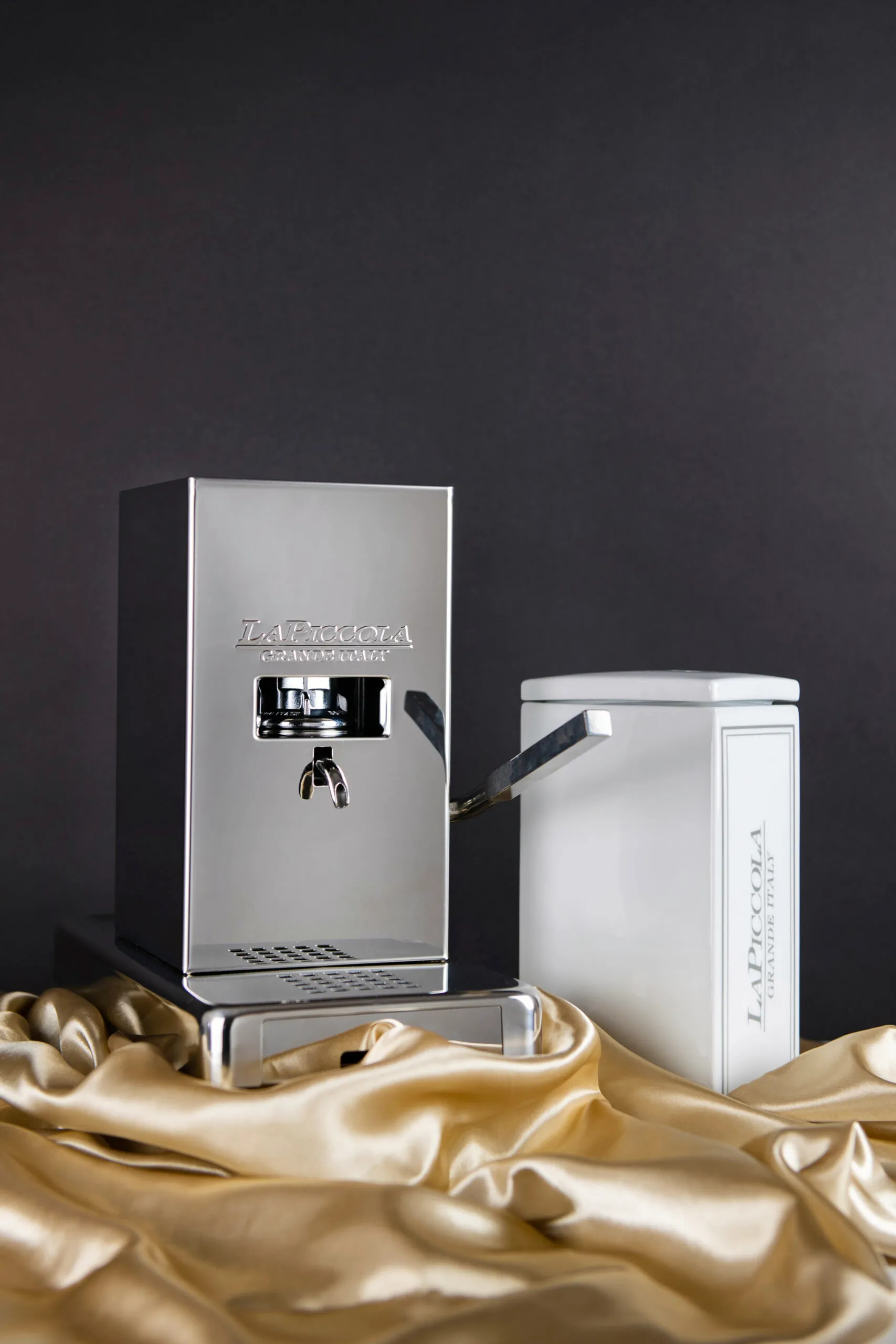 Кафе Машина Piccola  автоматична двойно полирана с керамичен резервоар